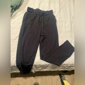 LuLu Lemon womens joggers barely worn!! Size 6 and practically brand new!